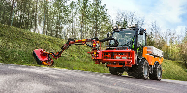 Hier wird eine Böschung an einer Landstraße mit einem kommunalen Fahrzeug, mit einem Mähwerk, gemäht.