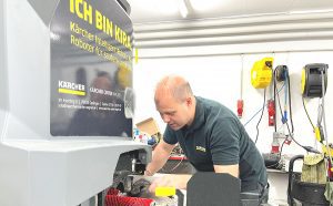 Mitarbeiter in der Werkstatt des Kärcher Center Wagner